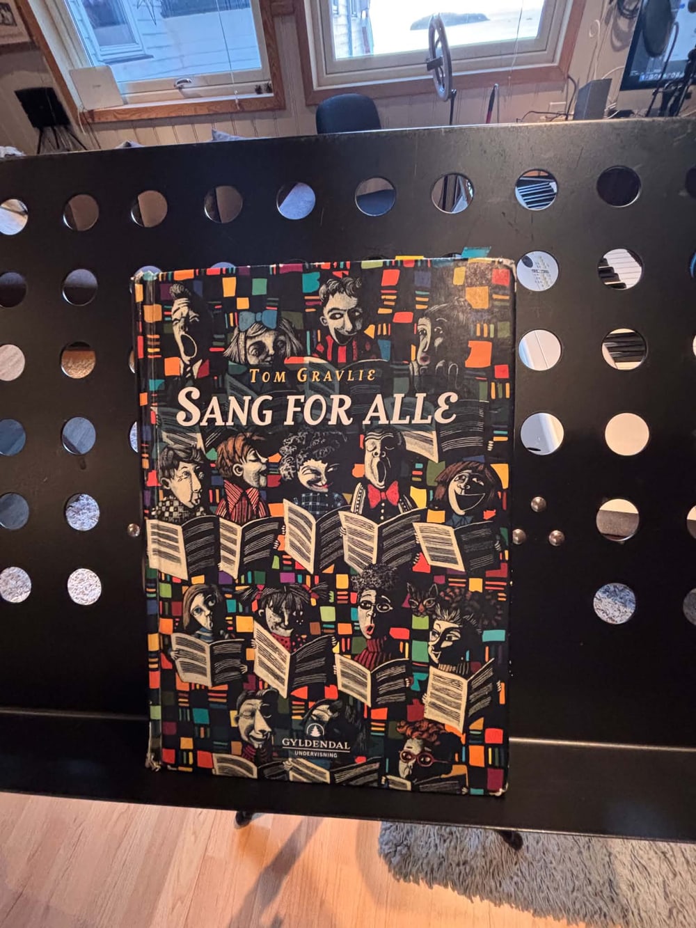 Sangboka «Sang for alle» på et notestativ i studioet.